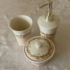 Floral Bathroom Accessory Set
